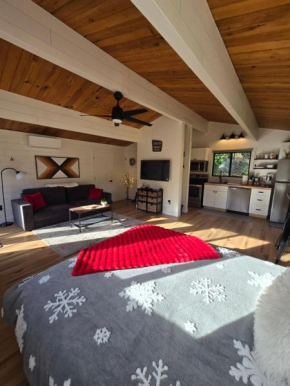 A Restful Studio Near a Creek and Forest - Pet Friendly